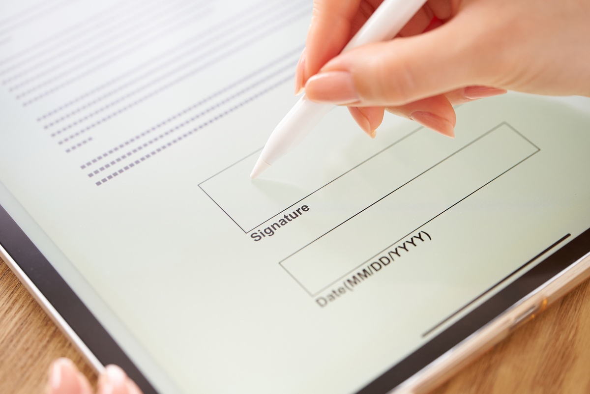 making an electronic signature with a stylus pen